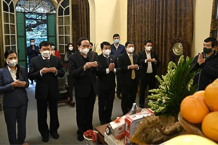 Phó Chủ tịch Thường trực Quốc hội Trần Thanh Mẫn cùng đoàn công tác thắp hương tưởng niệm Đại tướng Võ Nguyên Giáp tại nhà riêng.