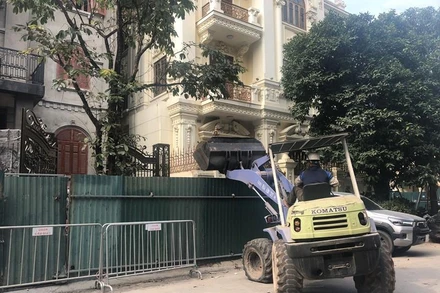 Công trình biệt thự số 9, khu biệt thự 5,2ha Yên Hòa, Cầu Giấy, thành phố Hà Nội ngang nhiên phá rào, bất chấp quyết định dừng thi công của cơ quan chức năng.