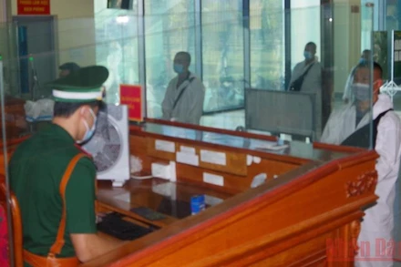 Trạm kiểm soát biên phòng cửa khẩu quốc tế Hữu Nghị, Cao Lộc, Lạng Sơn làm thủ tục xuất nhập cảnh cho hành khách.