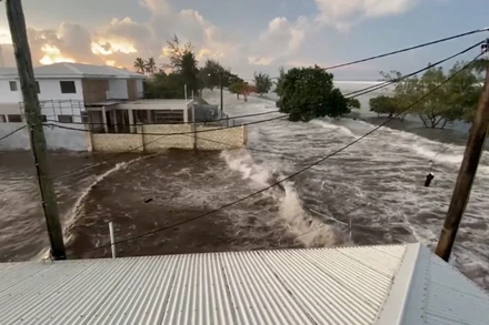 Sóng thần tràn vào đảo Tongatapu của Tonga. (Ảnh Twitter)