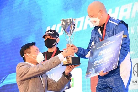 Tay đua Nguyễn Ngọc Trung nhận Cúp vô địch.