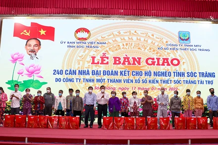 Tặng quà cho hộ nghèo được nhận nhà đón Tết Nhâm Dần.