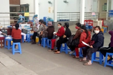 Người dân thành phố Thái Nguyên tiêm vaccine phòng Covid-19.