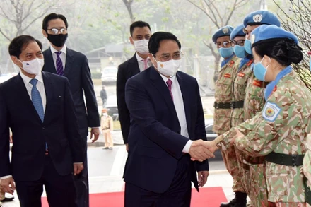 Thủ tướng Phạm Minh Chính với cán bộ, chiến sĩ lực lượng gìn giữ hòa bình.