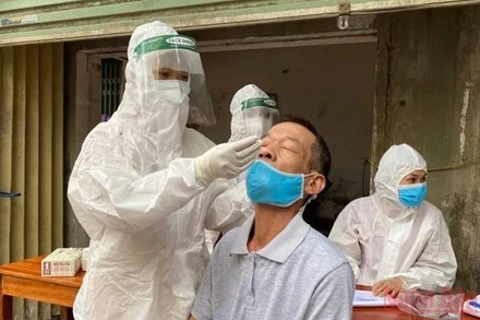 Test nhanh cho người dân trên địa bàn thành phố Điện Biên Phủ.