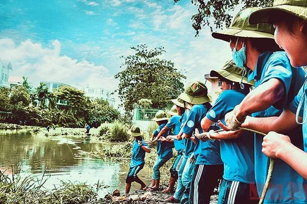 Sinh viên thành phố Hồ Chí Minh nạo vét kênh mương trong chiến dịch “Mùa hè xanh”. 