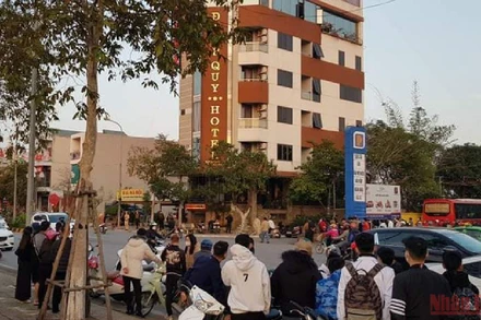 Rất đông người dân chứng kiến việc khám xét khách sạn Điệp Quy chiều 11/1.