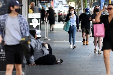 Người mua sắm tại 1 khu bán lẻ ở Auckland, New Zealand sau khi các hạn chế phòng dịch Covid-19 được nới lỏng, ngày 10/11/2021. (Ảnh: REUTERS)