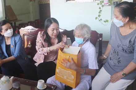 Mẹ Việt Nam Anh hùng Nguyễn Thị Út, phường 6, thành phố Trà Vinh nhận quà Tết.