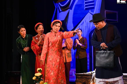 Cảnh trong vở kịch Chén thuốc độc.