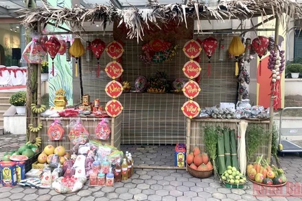 Tái dựng một gian hàng Tết xưa.