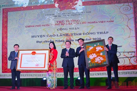 Bộ trưởng Nông nghiệp và Phát triển nông thôn Lê Minh Hoan trao Quyết định công nhận đạt chuẩn nông thôn mới cho huyện Cao Lãnh.