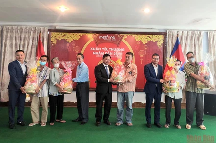 Trao quà Tết của Công ty Metfone cho các gia đình (Ảnh: Nguyễn Hiệp)