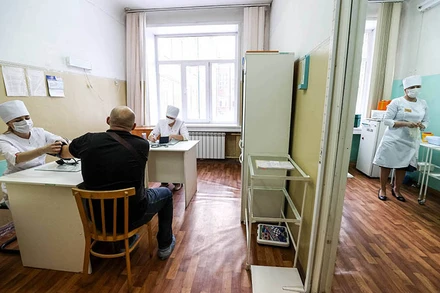 Người dân Nga đi khám bệnh. Ảnh: TASS