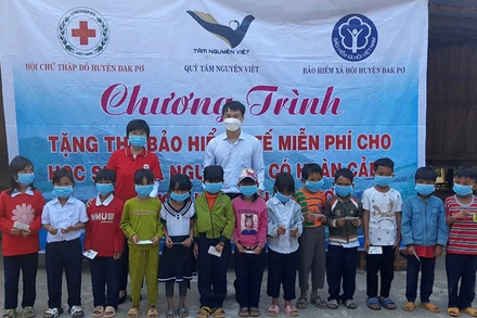 280 thẻ bảo hiểm y tế tặng đồng bào dân tộc thiểu số, người khó khăn ở Gia Lai