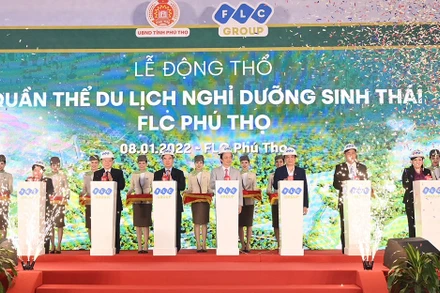 Các đại biểu động thổ khởi công quần thể du lịch nghỉ dương sinh thái FLC Phú Thọ.