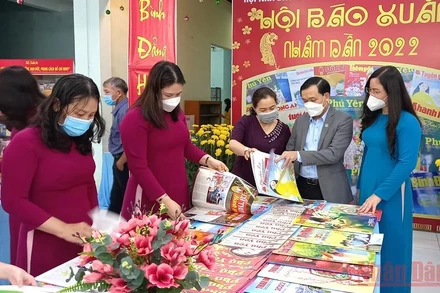 Hội Báo Xuân Nhâm Dần Phú Yên 2022 giới thiệu đến bạn đọc, nhân dân chặng đường phát triển, đi lên của tỉnh trong năm qua.