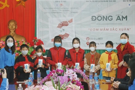 Câu lạc bộ Tình nguyện Trường đại học Luật Hà Nội trao tặng 6 chiếc điện thoại thông minh tới các em học sinh Trường THCS Phong Vân.