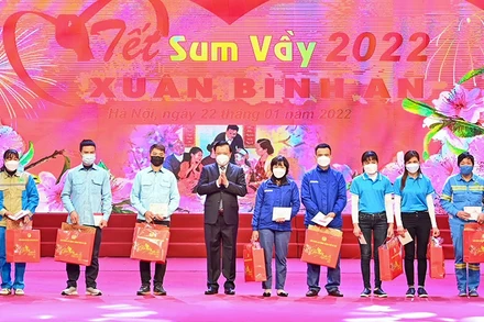 Bí thư Thành ủy Đinh Tiến Dũng tặng quà cho công nhân lao động. (Ảnh: Duy Linh)