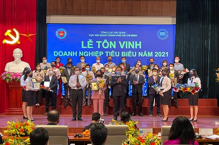 Lãnh đạo Thành phố Hồ Chí Minh và Tổng Cục Hải quan Việt Nam trao bằng vinh danh doanh nghiệp xuất sắc - tiêu biểu năm 2021.