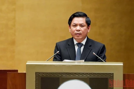 Bộ trưởng Giao thông vận tải Nguyễn Văn Thể trình bày Tờ trình về chủ trương đầu tư dự án xây dựng công trình đường bộ cao tốc bắc-nam phía đông, giai đoạn 2021-2025. (Ảnh: DUY LINH)