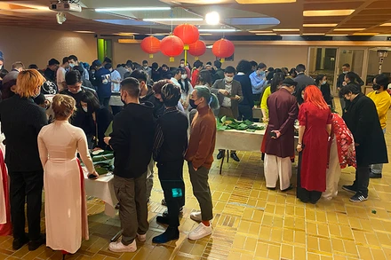 Hội Sinh viên Việt Nam tại Paris tổ chức “Ngày Bánh Chưng” tại trụ sở Đại sứ quán Việt Nam tại Pháp. 