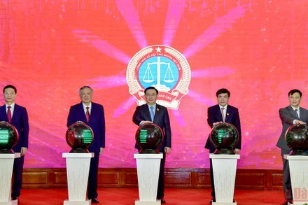 Chủ tịch Quốc hội Vương Đình Huệ và các đại biểu thực hiện nghi thức khánh thành Trung tâm tư liệu-thư viện, Trung tâm giám sát, điều hành, phần mềm trợ lý ảo cho thẩm phán, nền tảng xét xử trực tuyến của Toà án nhân dân. 