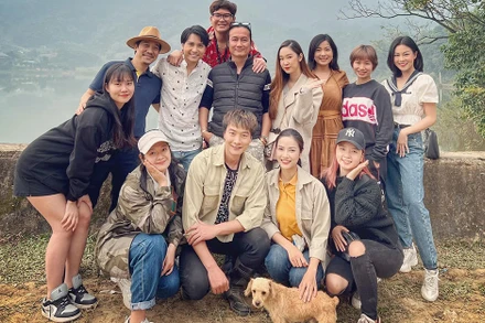 Đoàn làm phim"Lối về ngàn hoa". (Ảnh: Facebook diễn viên)