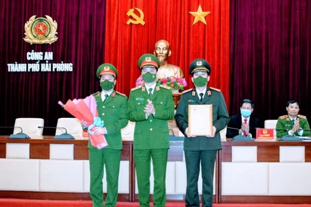 Thay mặt lãnh đạo Bộ Công an, Trung tướng Nguyễn Duy Ngọc biểu dương và trao thư khen tới lãnh đạo Công an thành phố Hải Phòng. 