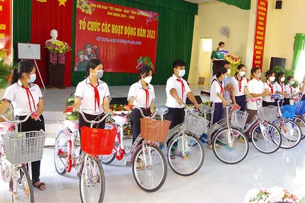 Trao học bổng và xe đạp cho học sinh vượt khó học tốt vùng nông thôn Sóc Trăng.