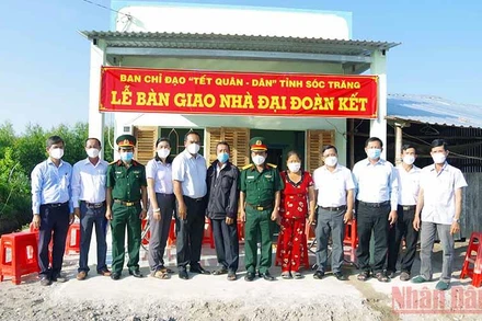 Ban Chỉ đạo Tết quân-dân tỉnh Sóc Trăng tặng nhà đồng đội, nhà đại đoàn kết. 