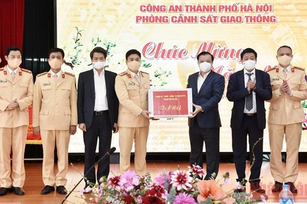 Đồng chí Đinh Tiến Dũng tặng quà cho lực lượng Cảnh sát giao thông Thủ đô.