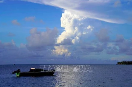 Những đám mây bụi bốc lên trời sau khi núi lửa trên đảo Hunga Ha'apai, quốc đảo Tongo, phun trào, ngày 21/12/2021. (Ảnh: AFP/TTXVN)