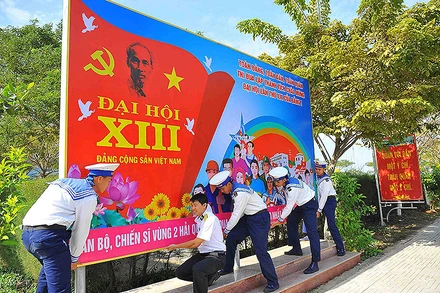 Các chiến sĩ Vùng 2 Hải quân trang trí, tuyên truyền về Đại hội XIII của Đảng.
