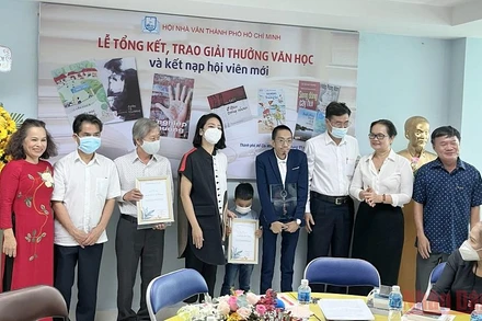 Trao giải Cống hiến cho đại diện gia đình nhà văn Lê Văn Nghĩa và nhà thơ Đoàn Vị Thượng.