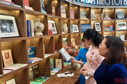 Tủ sách “Thanh niên học tập và làm theo tư tưởng, đạo đức, phong cách Hồ Chí Minh”. (Ảnh: Trịnh Dũng)
