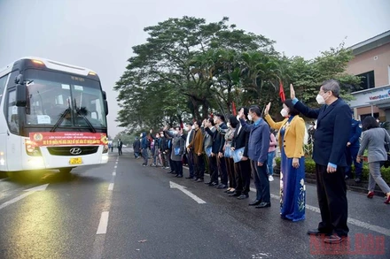 Lãnh đạo Liên đoàn Lao động thành phố Hà Nội tiễn công nhân về quê ăn Tết.