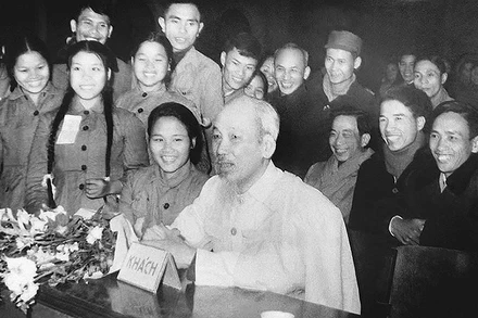 Ngày 12/1/1967, tại Thủ đô Hà Nội, Chủ tịch Hồ Chí Minh đến thăm Đại hội thi đua các Đội Thanh niên xung phong chống Mỹ, cứu nước. (Ảnh: TTXVN)