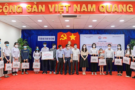 VNG trao tặng máy tính tại Cà Mau