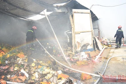 Lực lượng Cảnh sát phòng cháy chữa cháy Công an Biên Hòa tiến hành dập lửa.