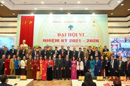 Ban Chấp hành Hội Người cao tuổi Việt Nam tại điểm cầu Hà Nội ra mắt Đại hội. (Ảnh: DUY LINH)