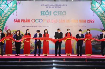 Đại diện lãnh đạo tỉnh Hà Tĩnh và các đơn vị chợ cắt băng khai mạc hội chợ.