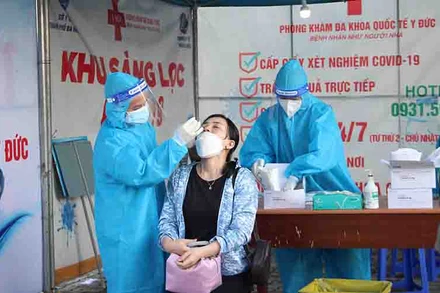 Người lao động test nhanh Covid-19 trước khi lên xe.