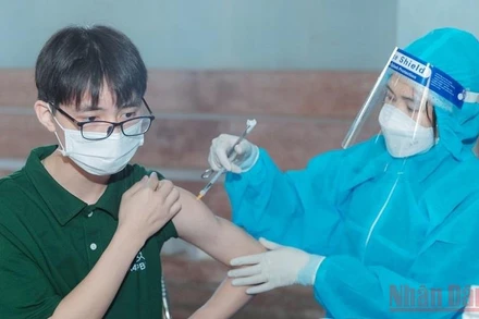 Nghệ An nỗ lực hoàn thành tiêm đủ liều cơ bản cho người từ 12 tuổi trở lên trong tháng 1/2022.