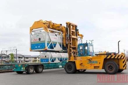 Vận chuyển LNG tại một kho bãi của Công ty TNHH Thăm dò Dầu khí Nhật Bản.