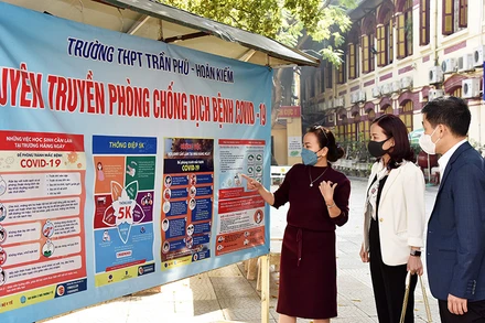 Lãnh đạo quận Hoàn Kiếm kiểm tra công tác chuẩn bị đón học sinh lớp 12 đi học trở lại tại Trường trung học phổ thông Trần Phú-Hoàn Kiếm. (Ảnh: Trần Hải)