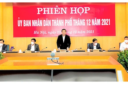 Chủ tịch và các Phó Chủ tịch UBND thành phố Hà Nội trong phiên họp UBND thành phố Hà Nội tháng 12/2021.