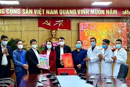 Hội Nhà báo tỉnh cùng đại diện một số nhà báo tặng quà và chúc Tết các thầy thuốc của Bệnh viện Bãi Cháy.