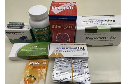 Nhiều người chuẩn bị sẵn thuốc hỗ trợ điều trị Covid-19 tại nhà. 