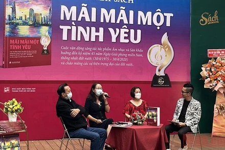 Các đại biểu giao lưu tại buổi ra mắt ấn phẩm “Mãi mãi một tình yêu.